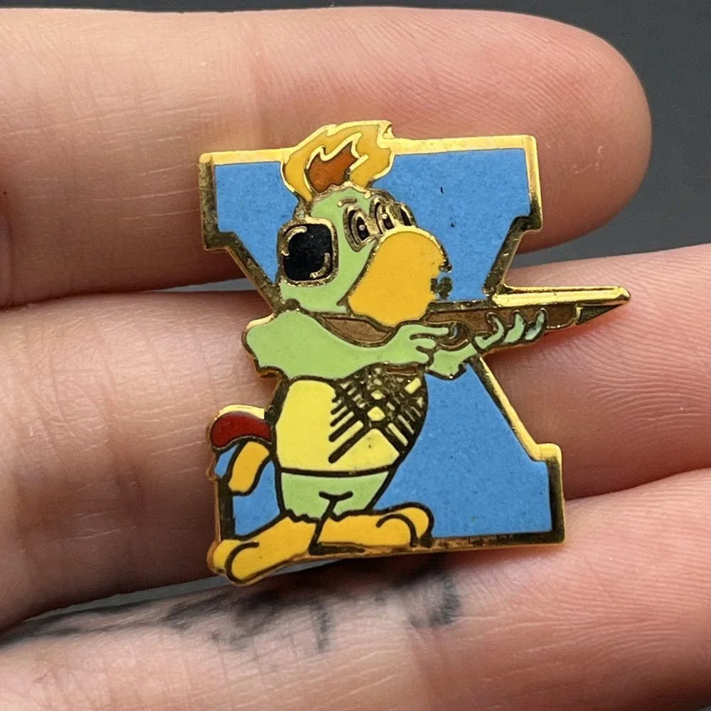 1987 Tenth Pan American Games Marsh Amigo Mascot Shooting Event Lapel‎ Hat Pin